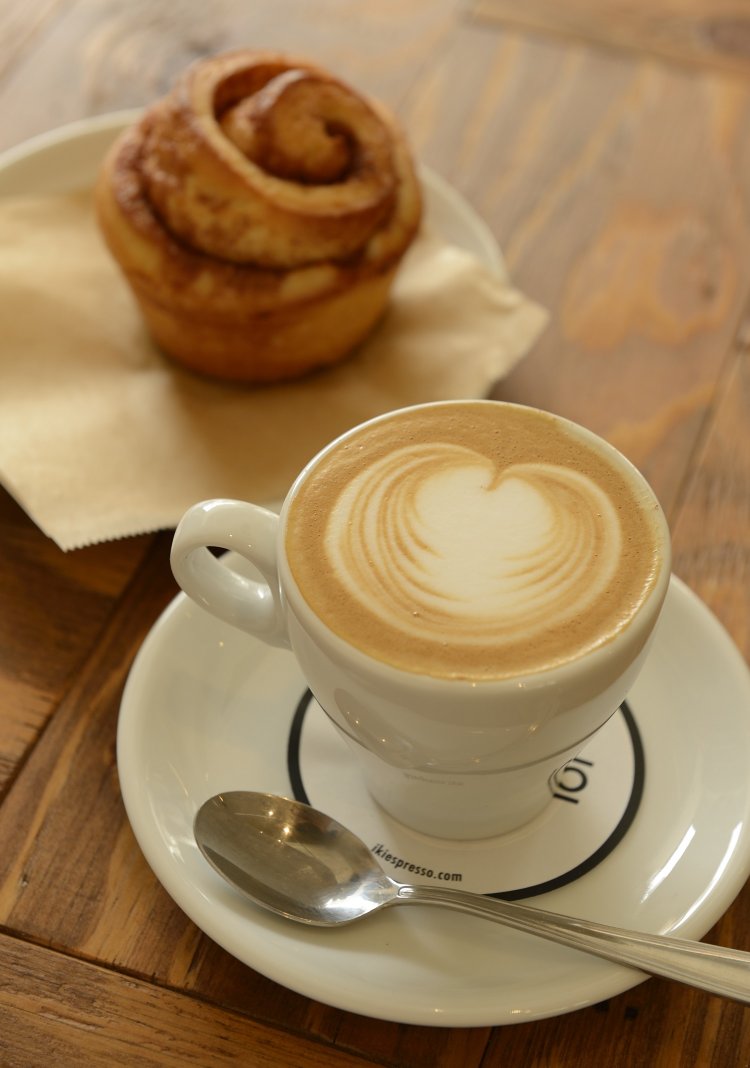 フラットホワイト500円、奥はシナモンブリオッシュ500円。