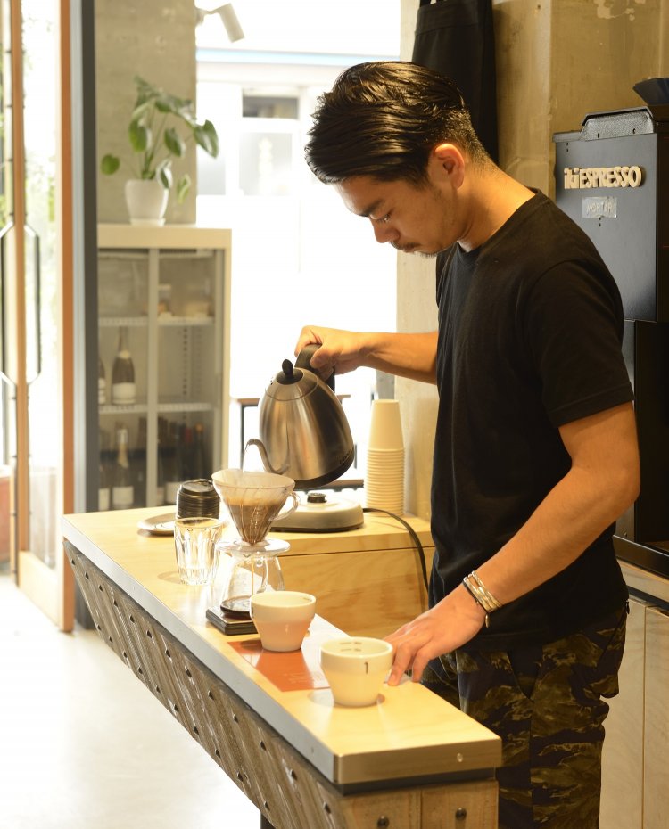 マネージャーの小林修人さん。腕利きバリスタが揃う。