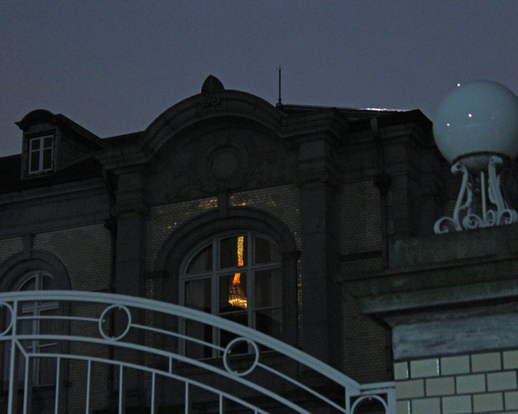 綱町三井倶楽部の窓ガラスに映る東京タワー。外壁のタイルにも反射している。