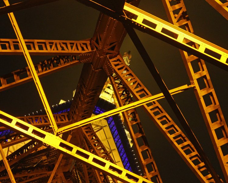 東京タワーの脚の下から、東京タワーに邪魔されながら東京タワーを見る。