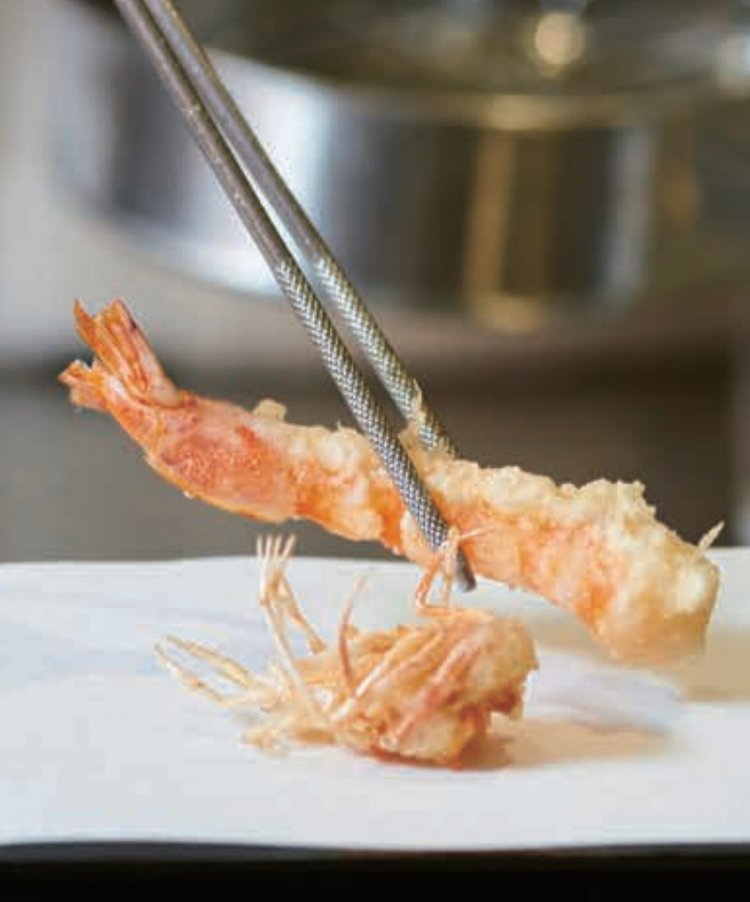 昼の一番人気は、活巻えびの入った本日のおまかせ天ぷら定食（3500円）。