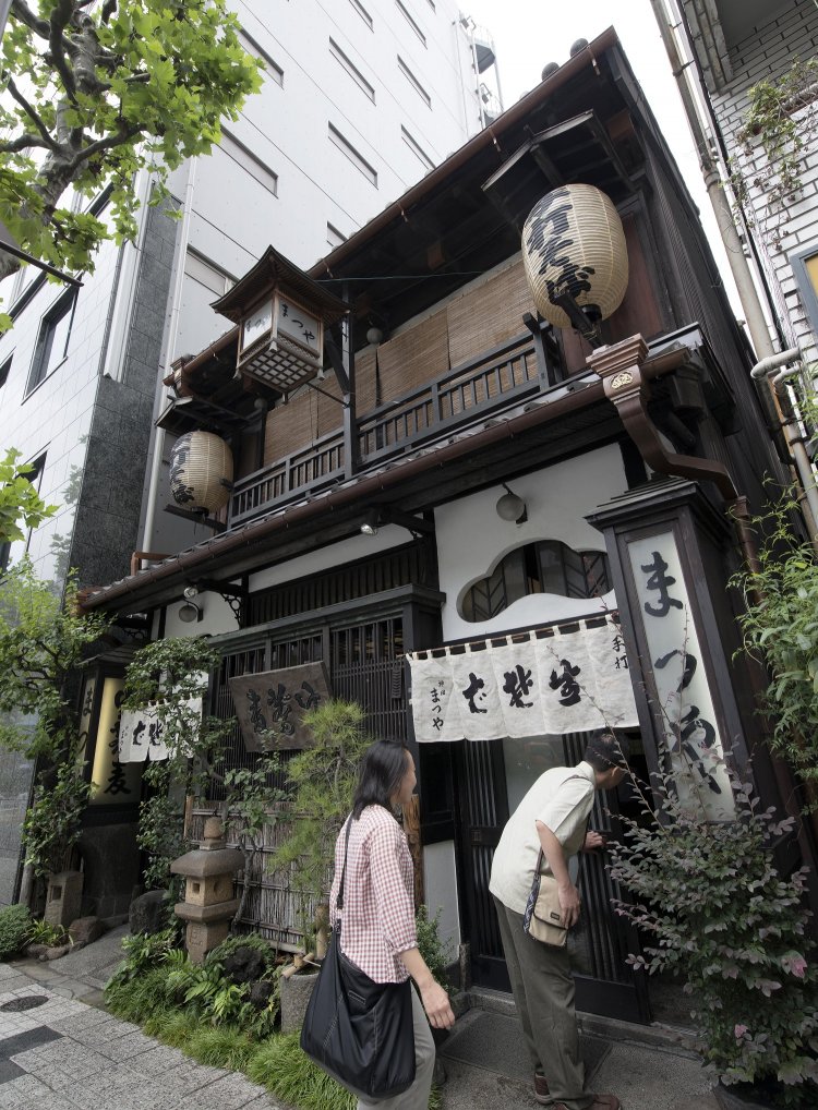 建物は東京都選定の歴史的建造物になっている昭和2年（1927）建築の木造2階建て