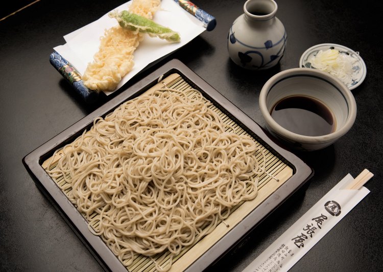 特大の天然エビ1尾とシシトウの天ぷらが付く天せいろ1485円。