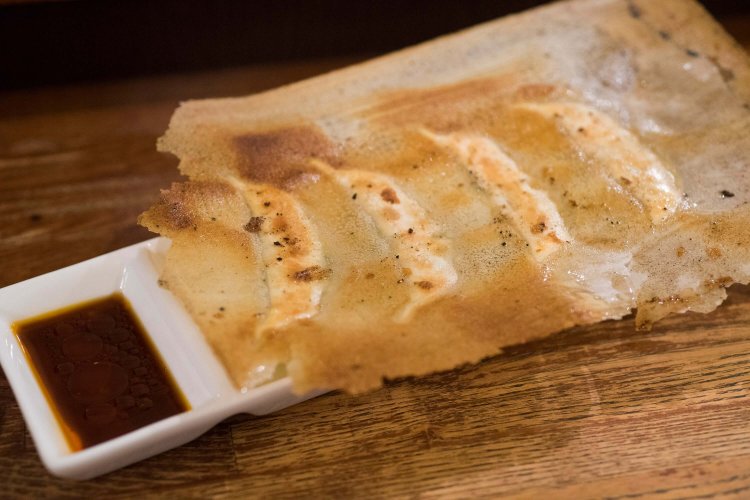 焼きたてギョーザ290円は羽根付き。店主の祖父が創業した中華屋のレシピを引き継ぐ。