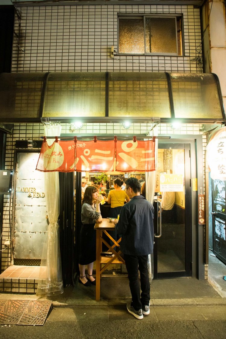 外飲みスペースもあり、活気のある４坪の店。