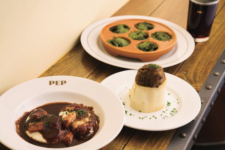 PEP風骨髄のオーブン焼き330円（中）、エスカルゴバターブルギニョン968円（奥）など。コップワインは赤・白を用意。