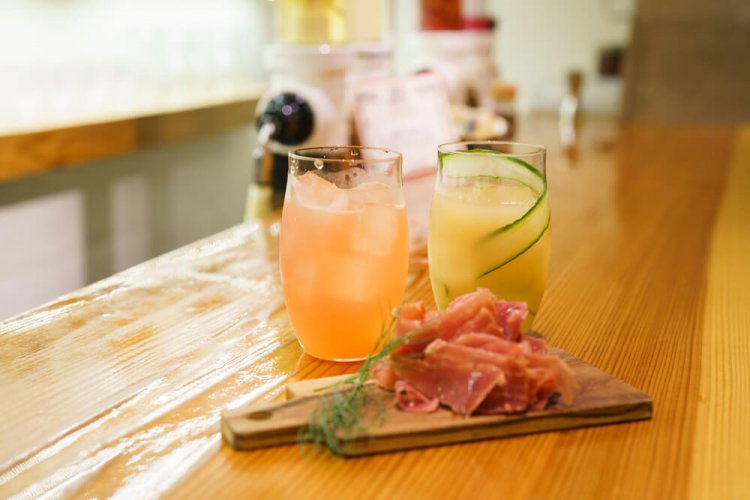 八角などを使った瞬間インフュージョン＆キューカンバ639円（右）、マンゴー＆ハイビスカスサワー419円。