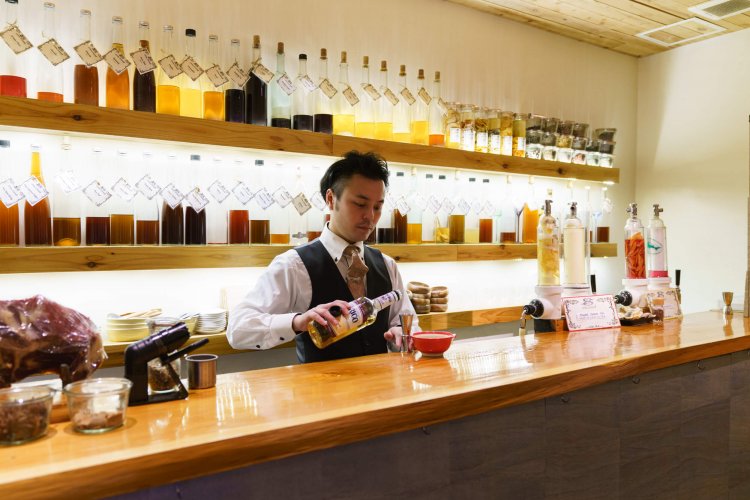 右にあるのがランドルフィルター、壁側には漬け込み酒が並ぶ。