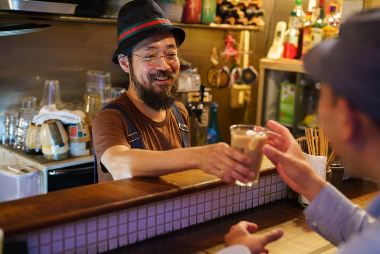 バさんはビッグバンド、ウジャビンビンのヴォーカルでもある。２階のソファ席も心地よい。