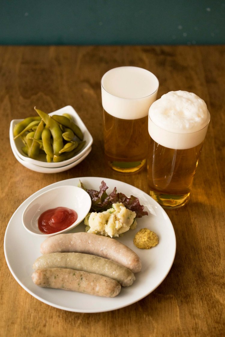 右が三度注ぎ、左が一度注ぎ各700円。枝豆麦酒漬け432円、ホップソーセージ1382円。