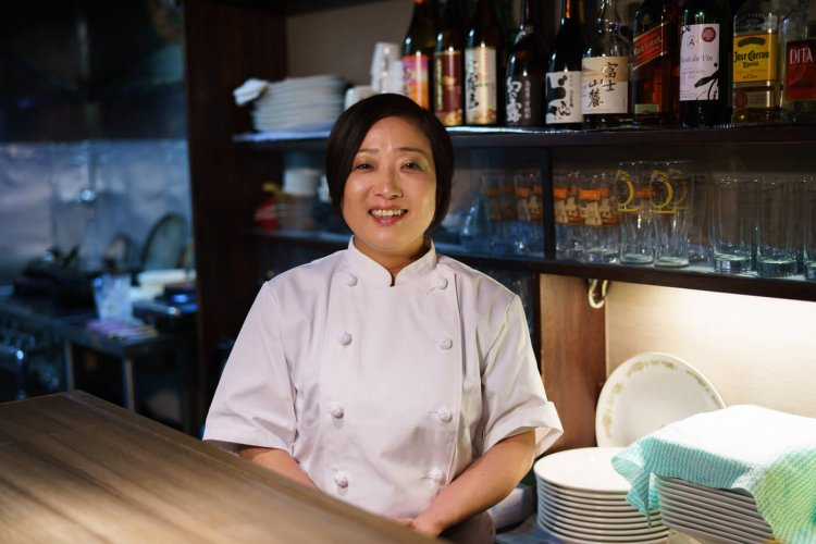 「ワインや焼酎などお酒もたくさん用意してます」と店主。