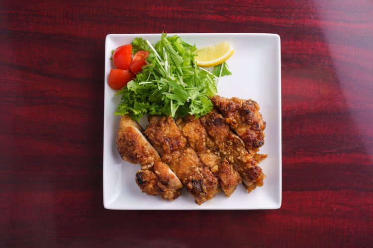 ニンニク醤油に漬けた鶏モモ肉を焼く、山賊焼き1200円は夜限定。店主の故郷、松本の料理。