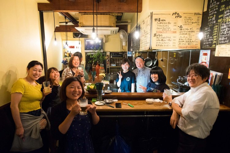 明るい女性客も多い。店名は宮古島の方言で元気いっぱいの意味。