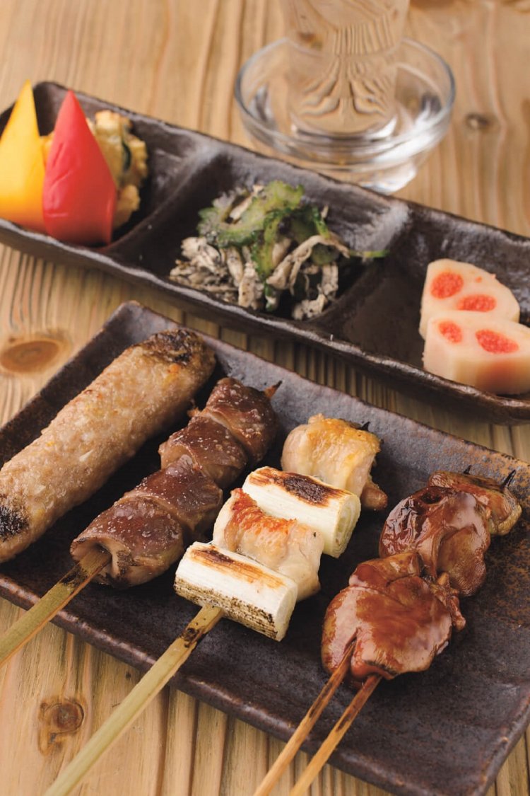 左からつくね180円、砂肝250円、ねぎ間270円、レバー250円。ちょい盛りおそう菜750円、日本酒700円～。全て税別。