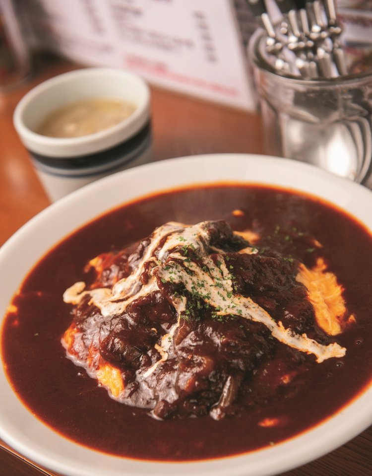 牛タン煮込みのオムハヤシライス1200円。