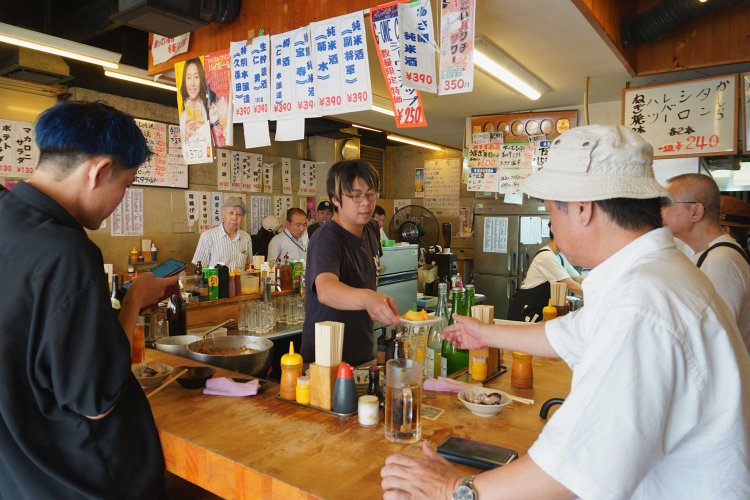 昼のカウンターはサッと飲んで帰る一人客が多い。