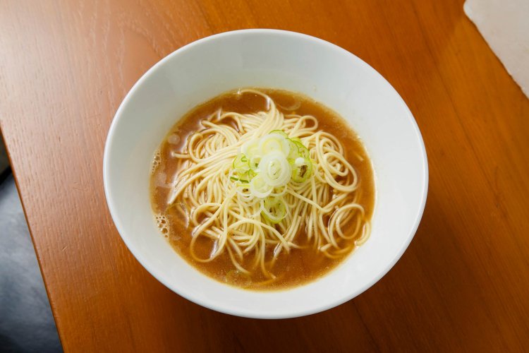 自家製麺は、パツッと歯切れが良い。