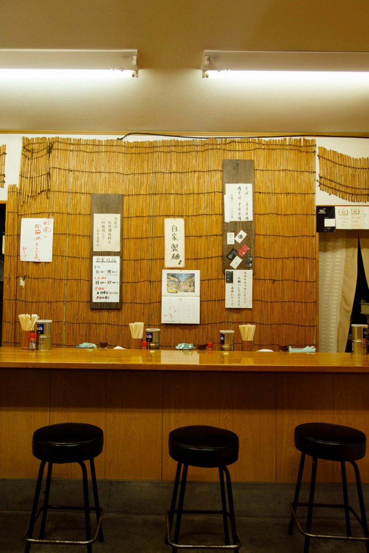 店内はいたってシンプル。「内装などにお金をかけるくらいなら材料費にかける」と店主。