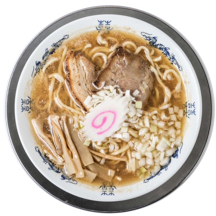 「昔ながらの」という言葉がぴったりのトッピング・ナルトが、器の中にそっと彩りを添える。