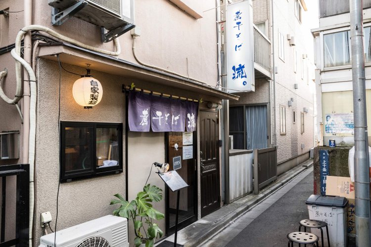 十条駅のホームに沿って延びる、細い路地の途中でひっそりと営業する。