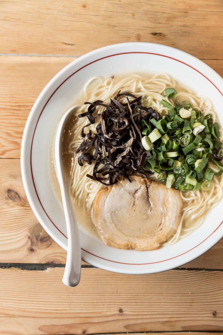 ほほ肉、バラ肉、肩バラ肉のチャーシューを盛りつけ。味玉には国産ブランド「山麓」の卵を贅沢に使用。