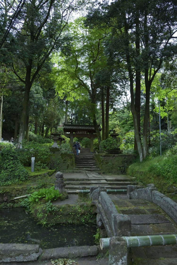 参道入り口には、鎌倉十井の一つである名水甘露の井と太鼓橋がある