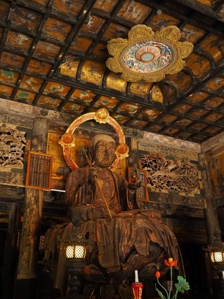 仏殿内部に鎮座する本尊・地蔵菩薩坐像。