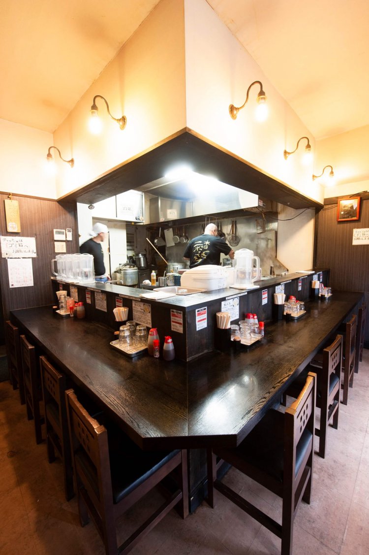 カウンター8席。連日ニボラーが訪れる。