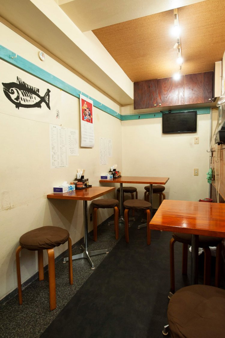 深夜営業メイン。小ぢんまりとした店内。