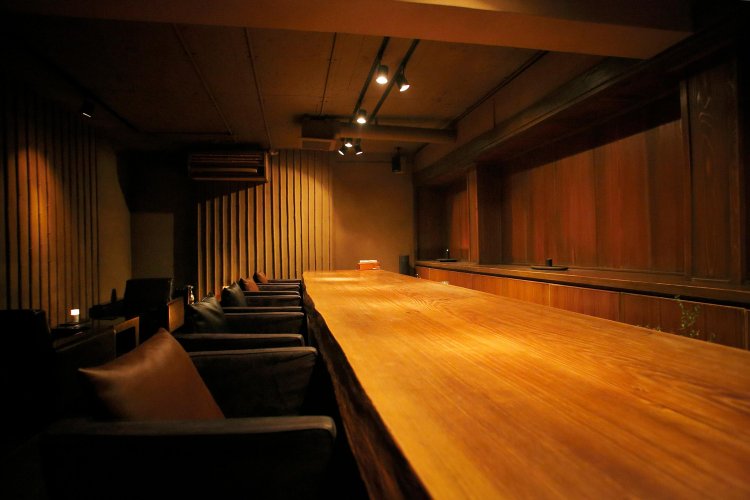 樹齢300年以上の松のカウンター。