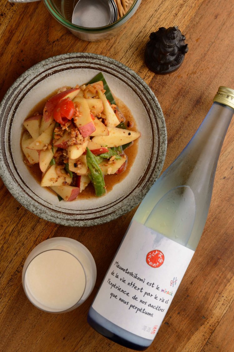 りんごのソムタム968円には、『民宿とおの』の「どぶ酢」を使用。ソムタムは季節によって材料が変わる。