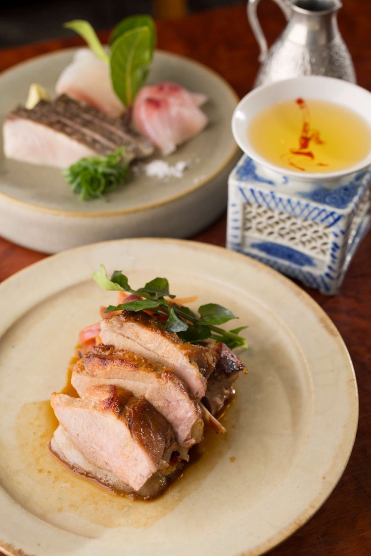 猪のモモ肉のソテー手製ウスターソースかけ1900円。添えた赤玉ネギのアチャールと相性、絶妙！　サワラ酢締めの炙りなど、刺し身3種盛り1300円。日本酒750円（150ml）～。