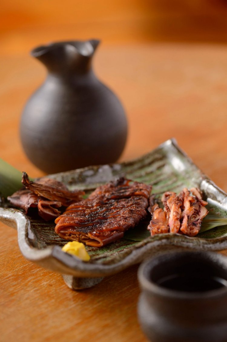 能登の魚醤いしると塩にワタごと漬けた、もみいかの焼き漬け700円。