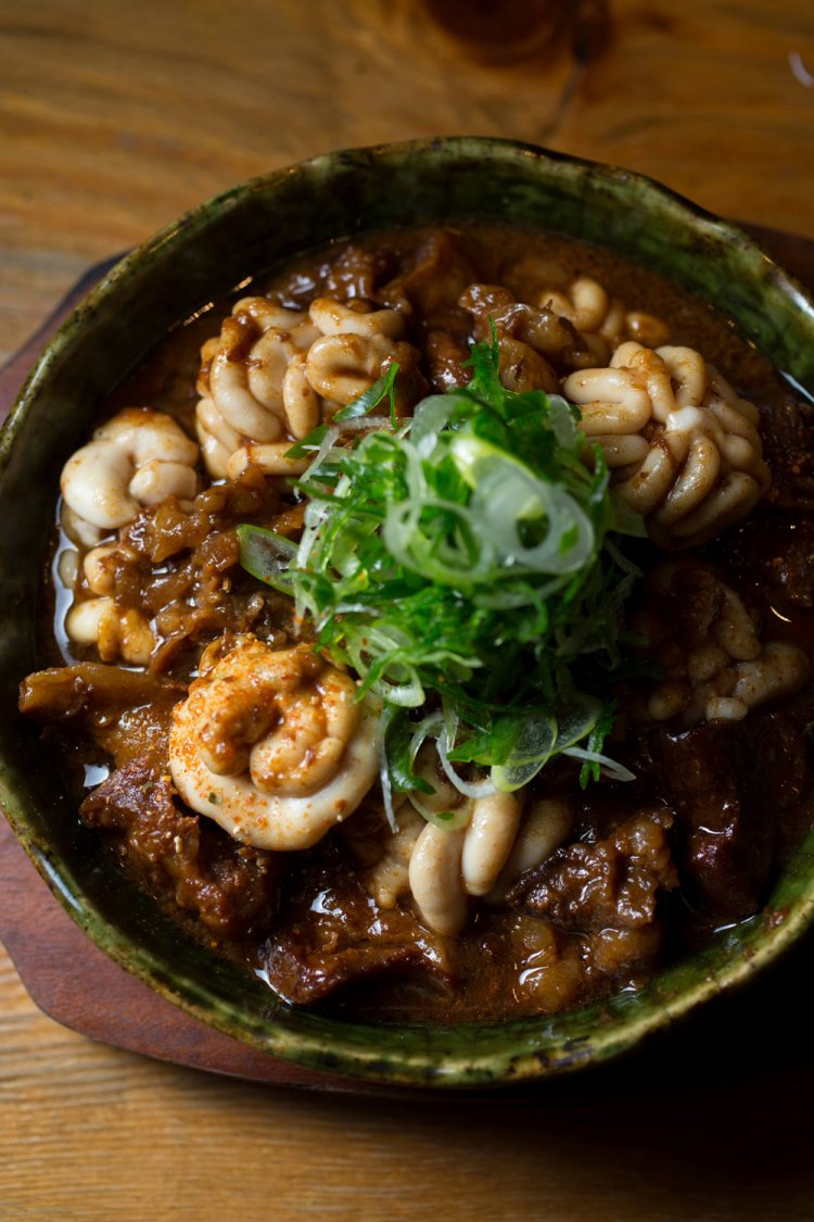 スジと鱈の白子の土手煮。旨味がギュッと詰まった宮崎の希少な尾崎牛を使用。