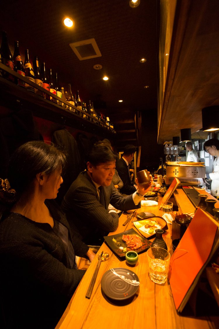 1階はカウンター。2階はテーブル席、3階は座敷。