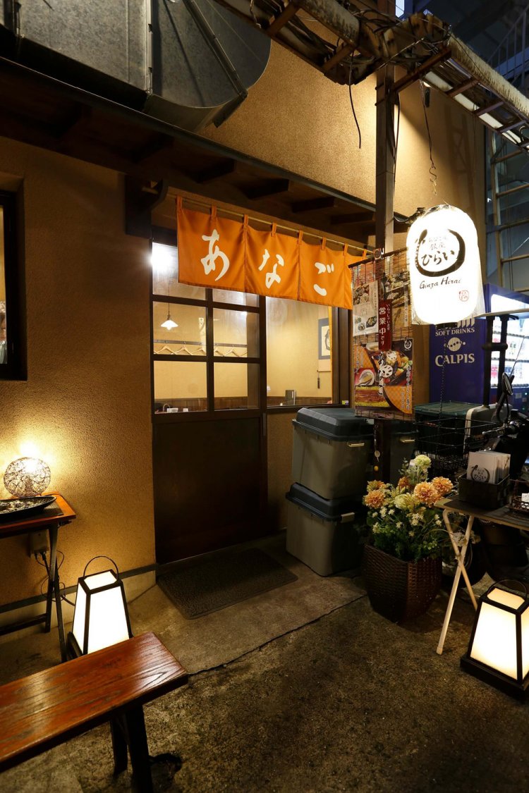 小路の突き当たりに立つ。