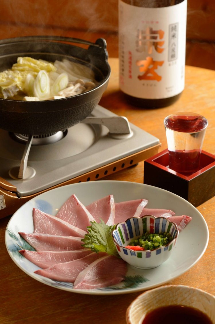 寒ブリしゃぶしゃぶ鍋3000円～（注文は2人前～）。「能登の酒の基本は飲み飽きしない酒。旬魚や珍味を肴に心ゆくまで楽しんでほしい」（店長・吉田靖之さん）。