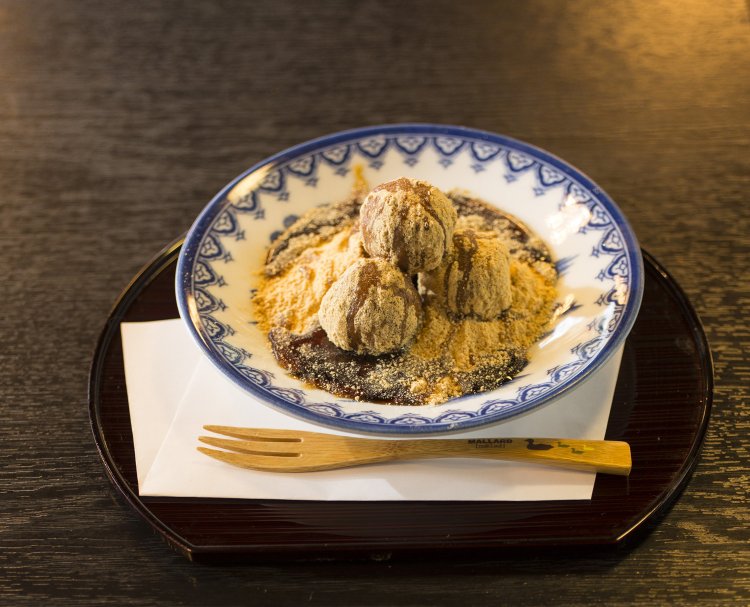 【黒糖そば団子】300円　小粒ながらむっちり食感