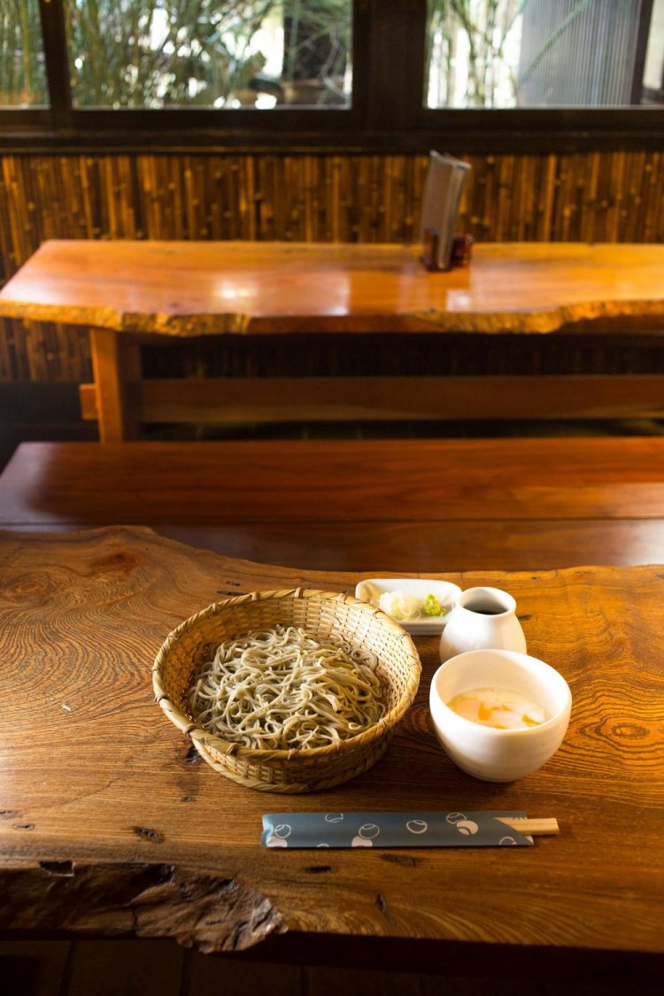 手打ち十割玉子だれそば1200 円は、そばつゆを好みで加えて。白身と黄身がよく絡む。