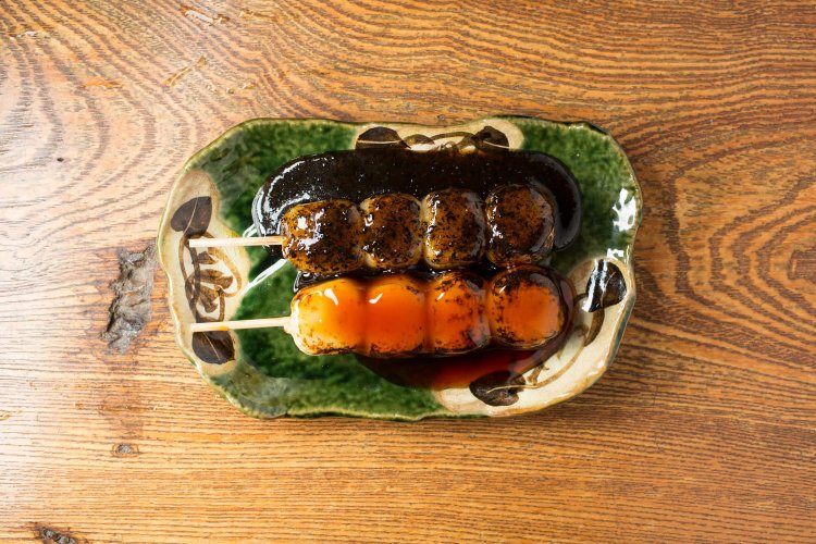 深大寺散策のお供に団子やそばまんじゅうを。みやげにもいい。<br> 写真は 【自家製そばだんご】（2本）240円　そばの実も入ってモッチモチ