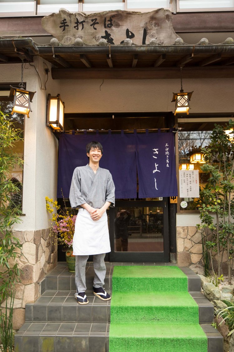 そば打ち修業中の和地さん。