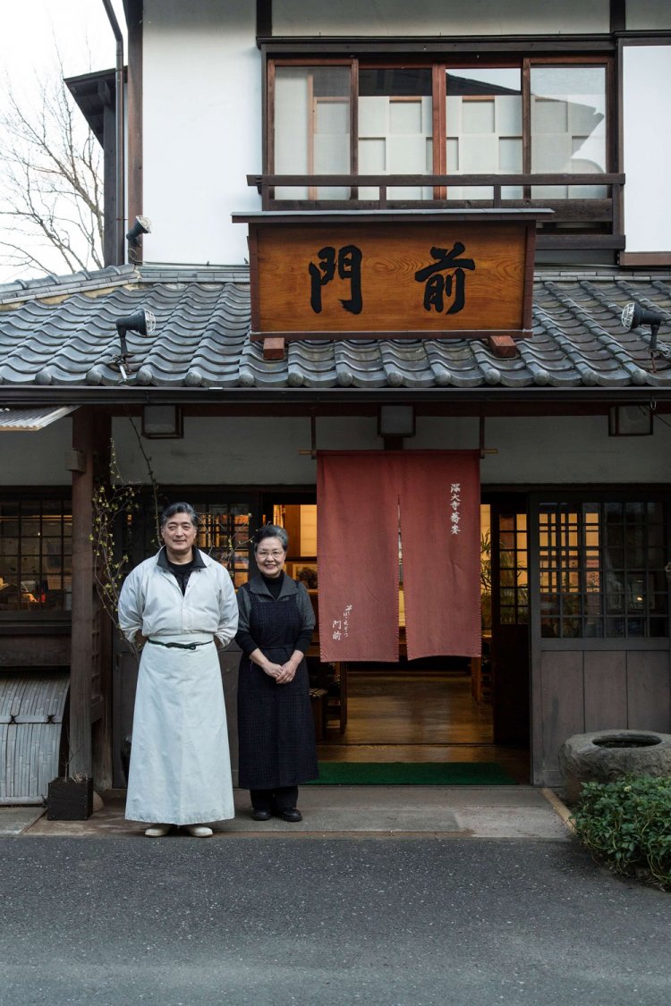 深大寺の歴史にも詳しい浅田修平さんと知恵子さん。