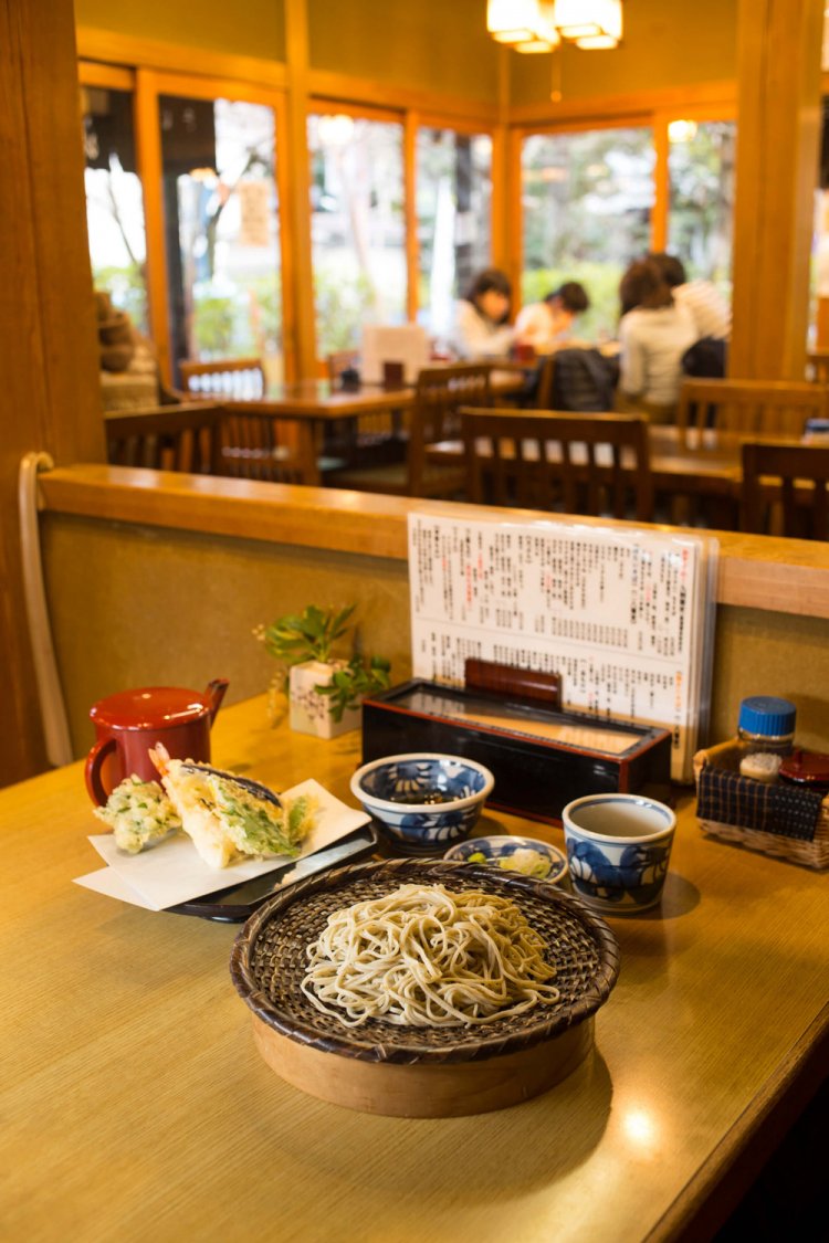 湧水天もり1500円は、九割の手打ちそばと、薄衣をまとうサクッと軽い天ぷら。天つゆ付き。