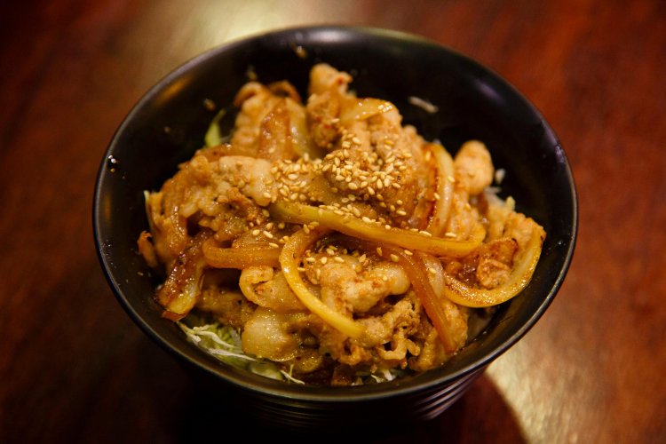 24時から登場する日替わりの深夜食堂メニュー。この日は生姜焼き丼600円。