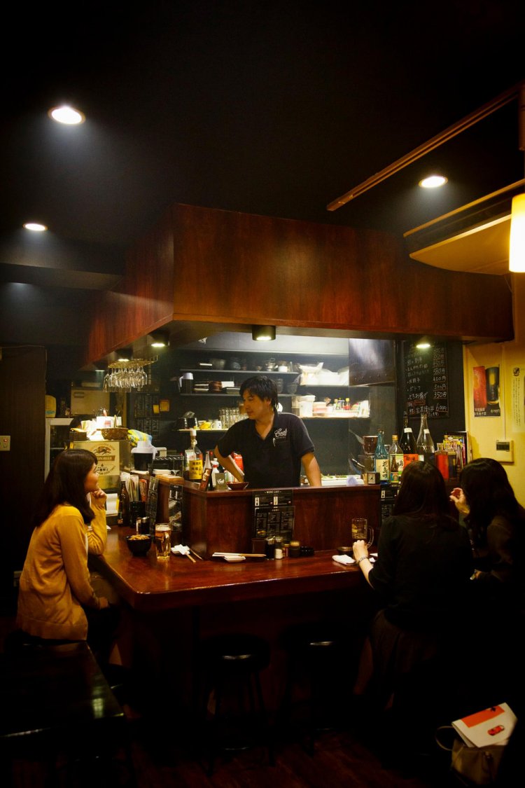 地元っ子で深夜までにぎわう。