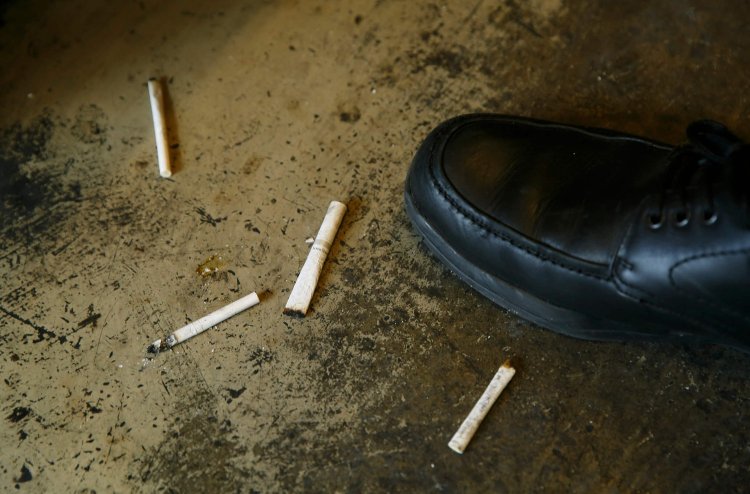 たばこは床にポイステがルール。灰皿をおかない分、卓が広く使えるように、という理由。