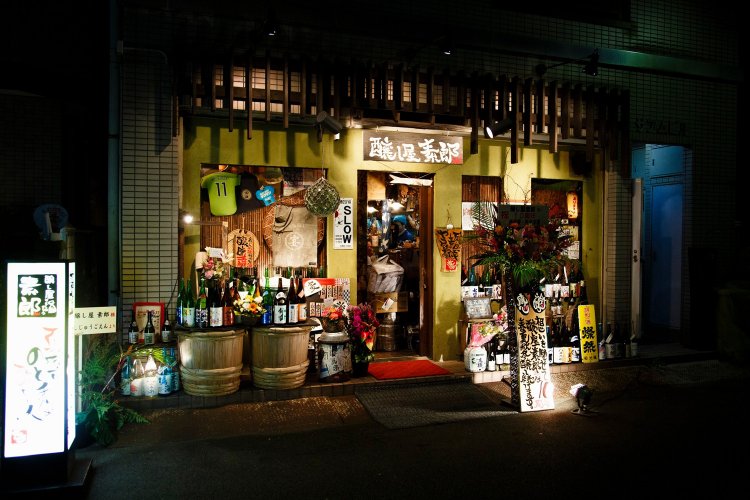 赤羽小学校北側の静かな路地にある。