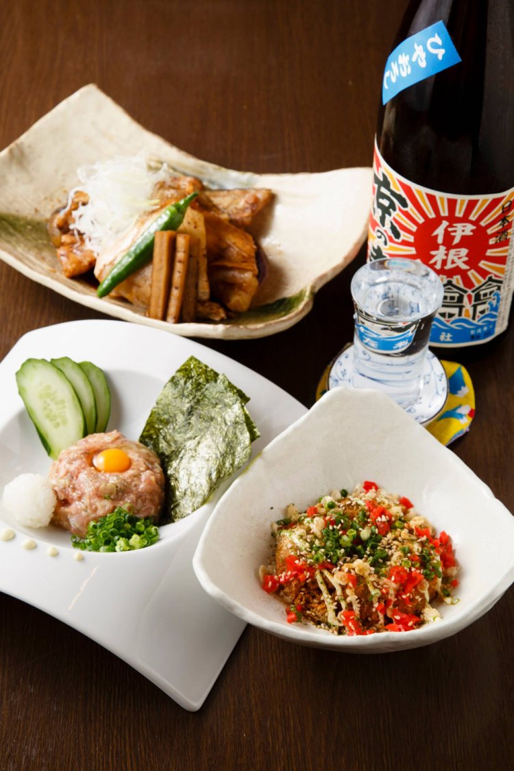 料理長・伴了太さん渾身の酒肴。手前から揚げた寄せ豆腐を使ったびっくりお好み揚げ580円、ネギトロで作る醸し屋なめ郎680円、カンパチのあら炊き580円。刺し身も美味。