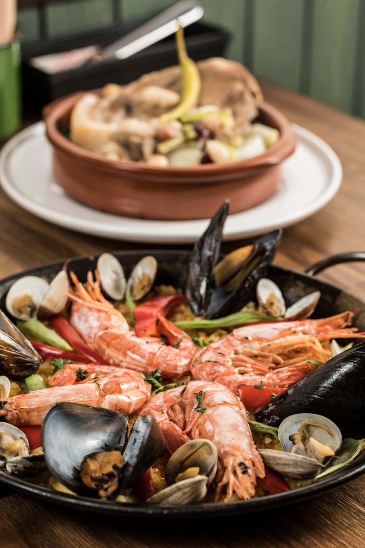 魚介類のダシがしっかり染み出た地中海風のパエリアはまさに本場の味わい。