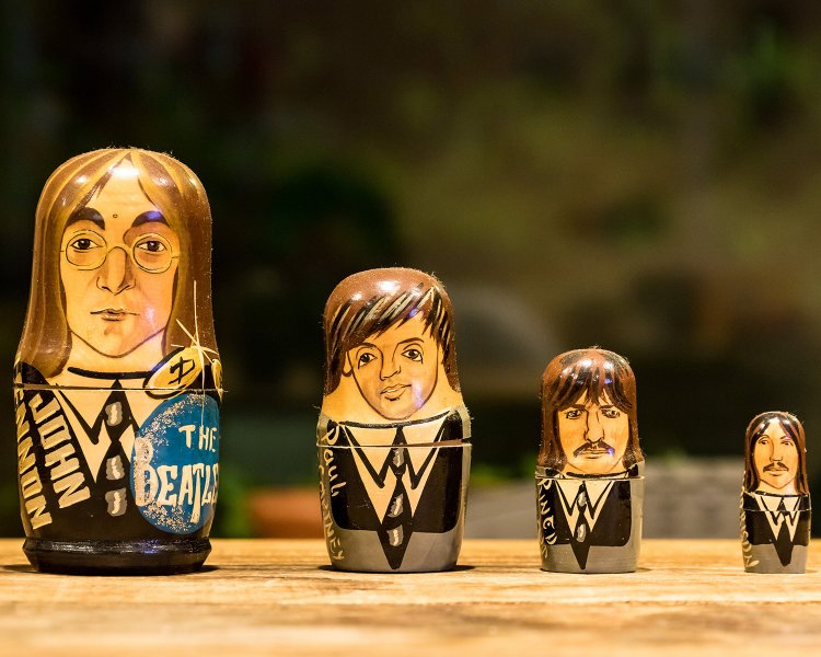 店内で見つけたレアなビートルズ・マトリョーシカ。ジョン、ポール、リンゴ、ジョージという順番が面白い。